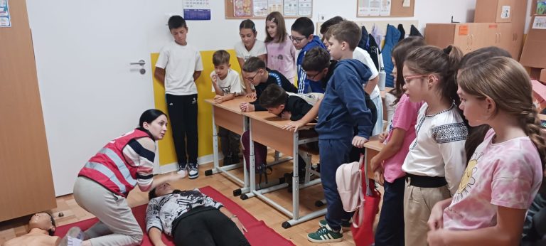 Crucea Roșie. Elevi și profesori sibieni certificați internațional în acordarea primului ajutor
