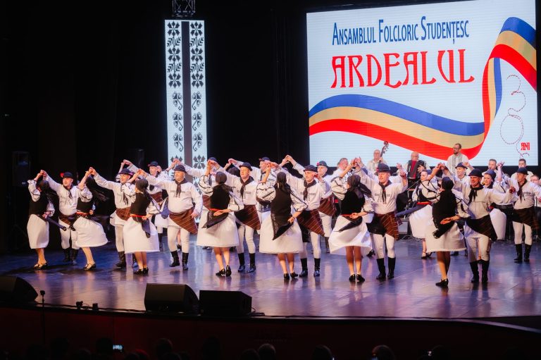 Costume, ritmuri, povești în spectacolul TRADIȚII