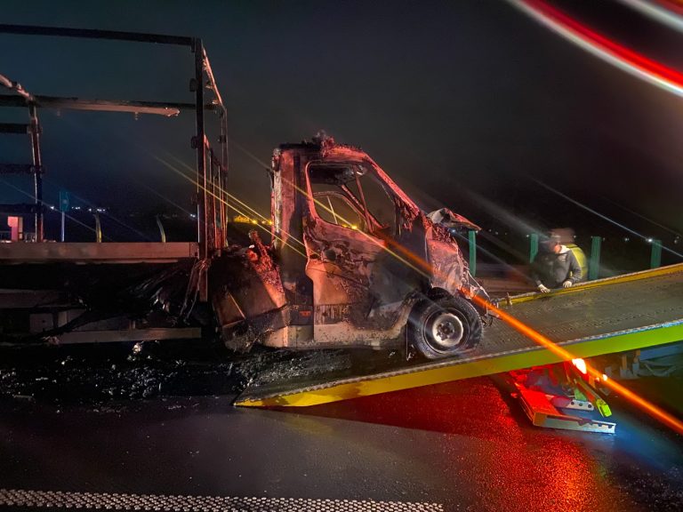 FOTO: Carambol cu 4 autoturisme pe A1. O autoutilitară s-a făcut scrum