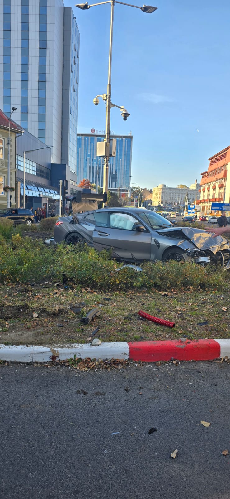 FOTO: Sibianul care a făcut praf două mașini în giratoriul de lângă Magazinul Dumbrava era beat criță. A fost reținut