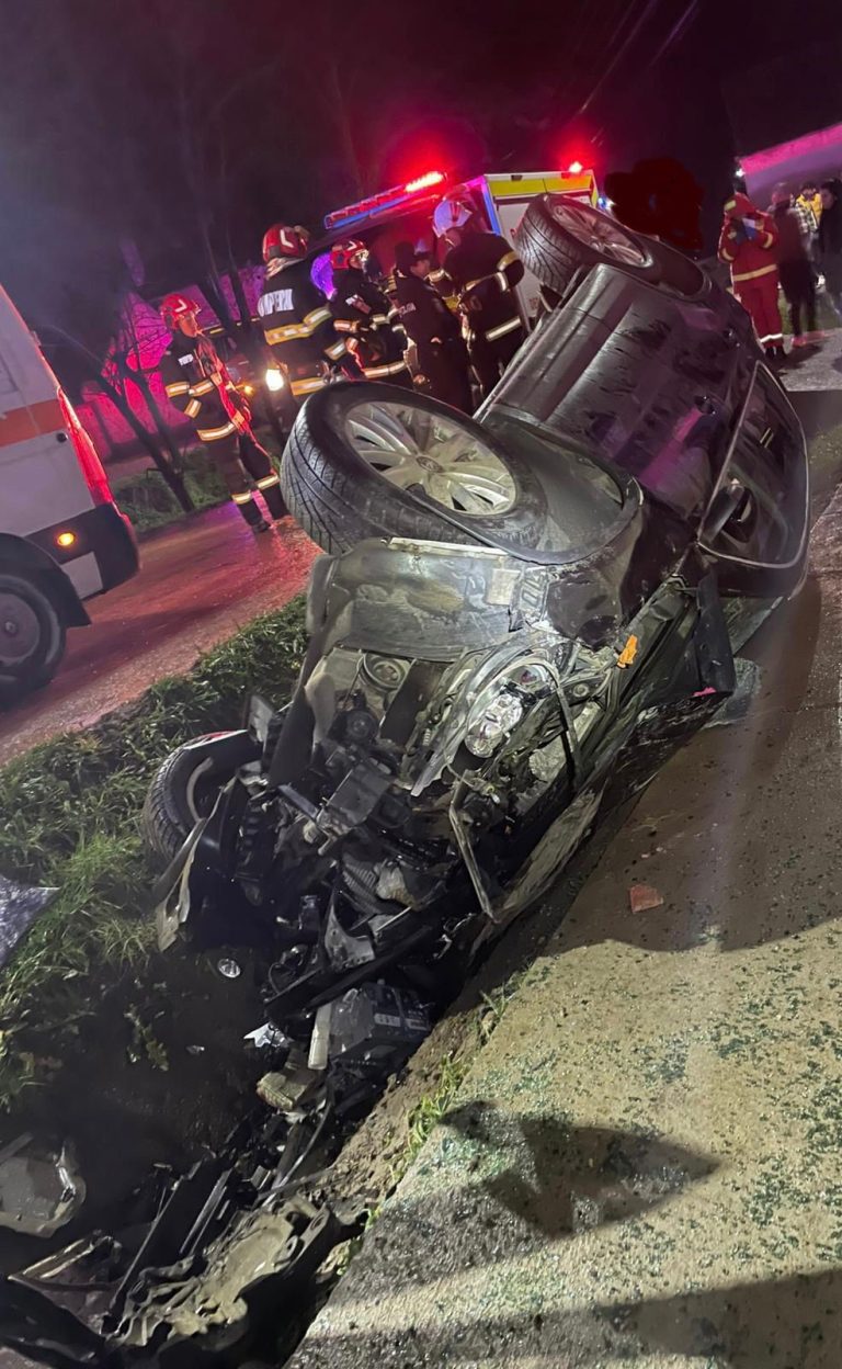 FOTO: Băut bine, un șofer a „pulverizat” un cap de pod și s-a răsturnat. Două persoane au ajuns la spital