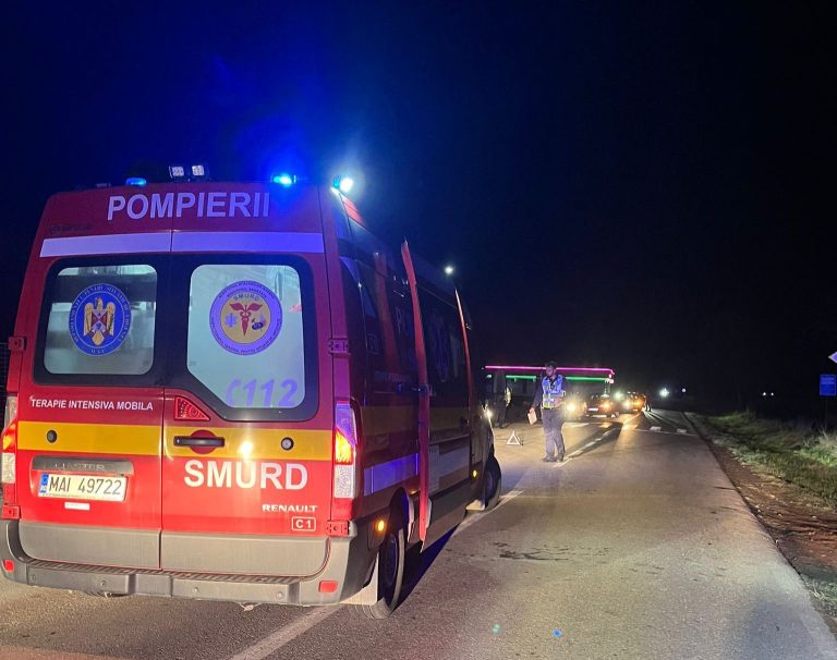 FOTO: Bărbat transportat la spital inconștient după ce a fost lovit de o mașină