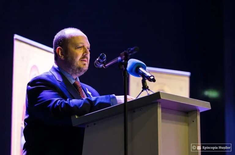 Adrian Papahagi, atacat de un preot care era „provocator georgist”. Agresorul a fost încătușat