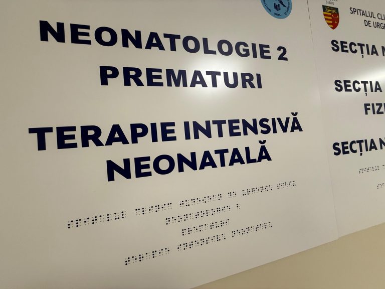 FOTO: Premieră la Județean. Pacienții nevăzători au panouri scrise în alfabetul Braille
