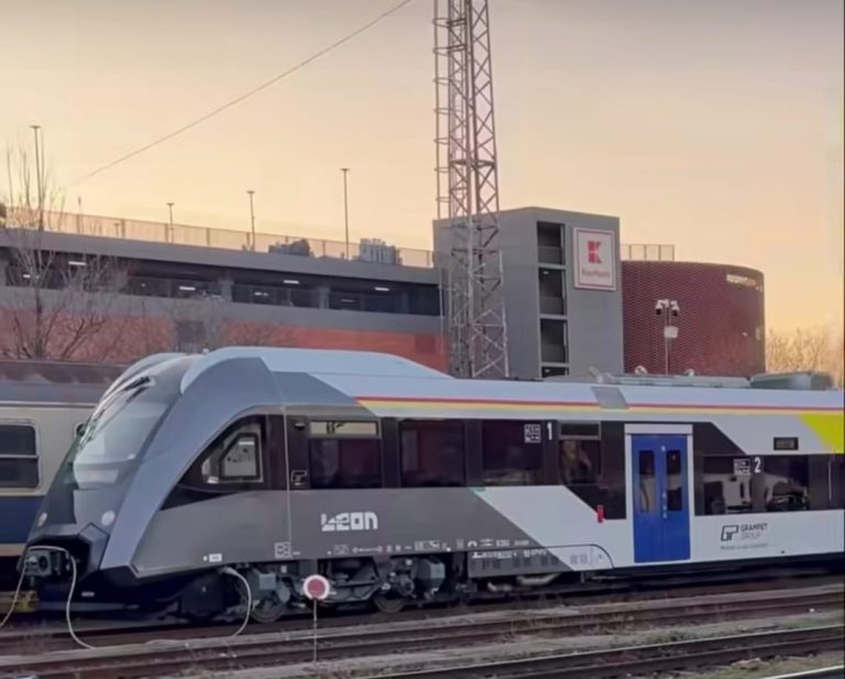 FOTO/VIDEO: Automotorul Leon a ajuns pentru probe în gara din Sibiu