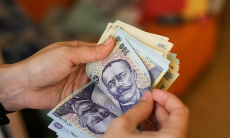 A găsit bani pe stradă și i-a dus la Poliția Sibiu