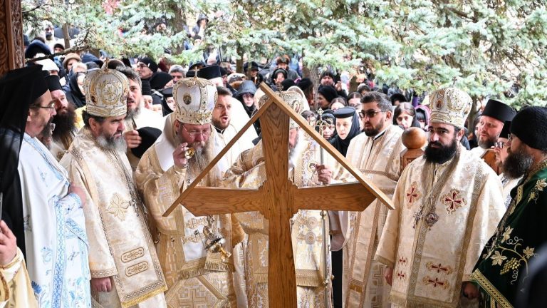 Mii de oameni așteptați la proclamarea locală a canonizării Sfântului Arsenie de la Prislop