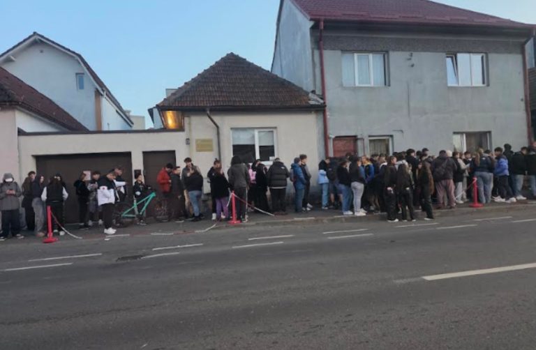 FOTO/VIDEO: Fascinația pentru mâncarea gratuită în România. Coadă uriașă la o shaormerie