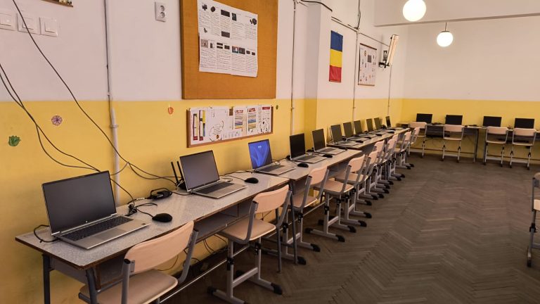 FOTO: Echipamente de informatică pentru unitățile de învățământ din Mediaș
