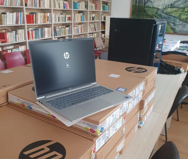 FOTO: Digitalizare în școlile din Mediaș. Echipamente pentru unitățile de învățământ din oraș
