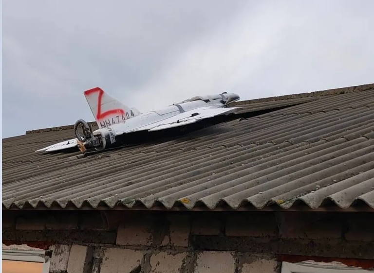 FOTO: O dronă a căzut peste o casă din Republica Moldova