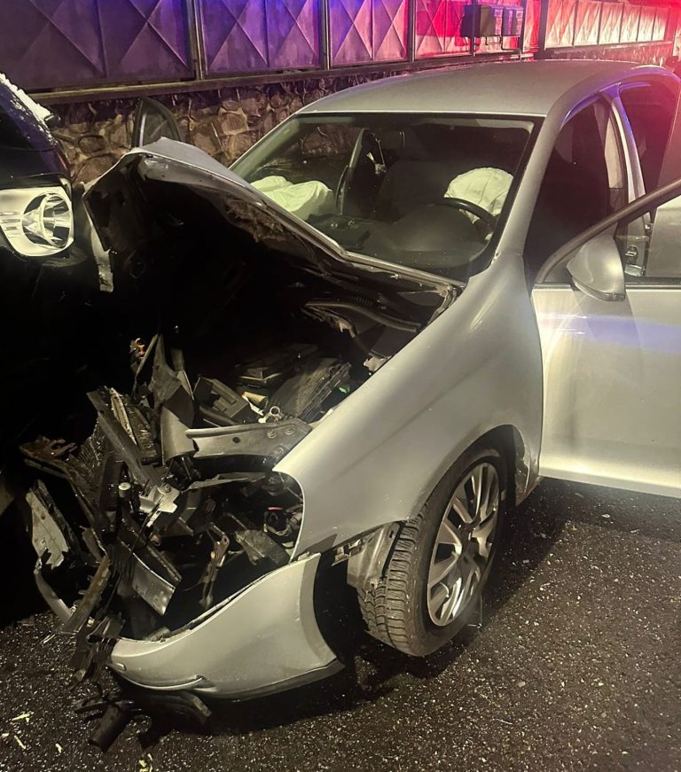 FOTO: Sibianul fără permis și beat care a lovit 4 mașini, inclusiv autospeciala de poliție, a fost arestat preventiv