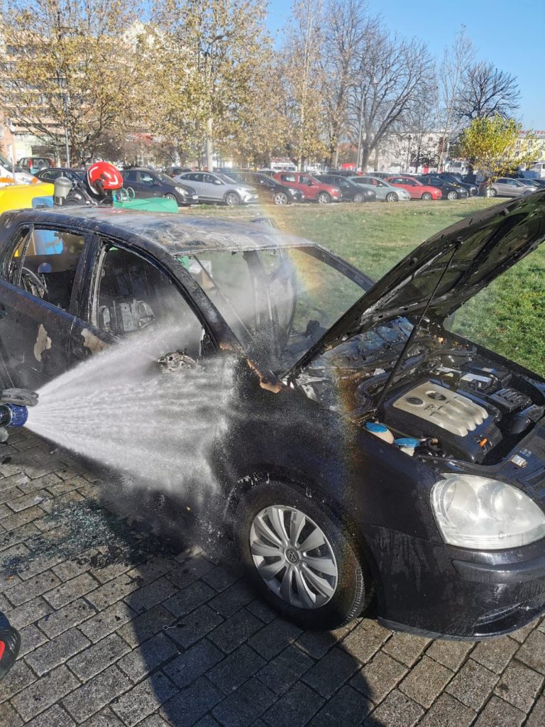 ULTIMA ORĂ/FOTO: Autoturism distrus de incendiu în Sibiu