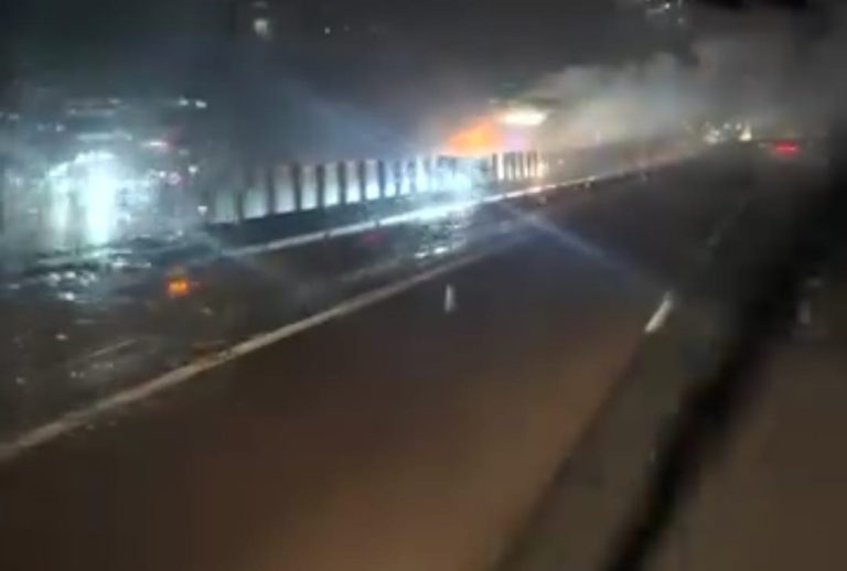 ULTIMA ORĂ/VIDEO: Un SUV a fost distrus de un incendiu pe A1