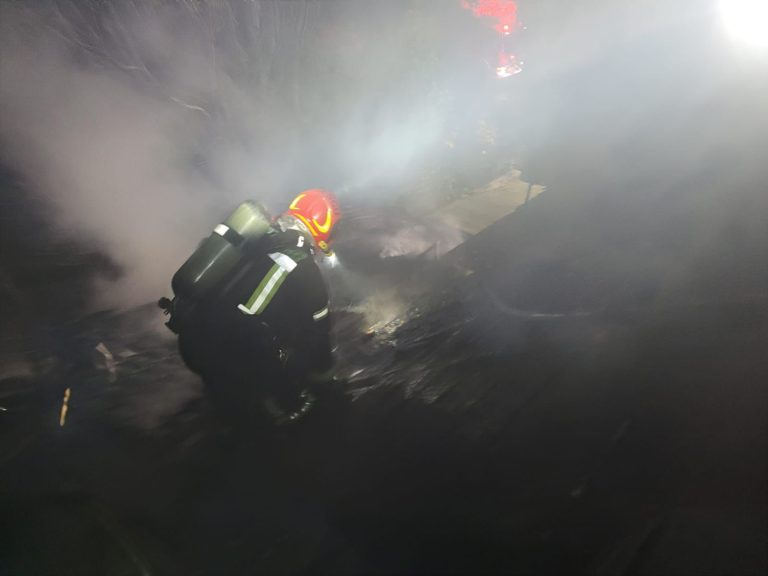 ULTIMA ORĂ/FOTO: Casă din Avrig, cuprinsă de flăcări