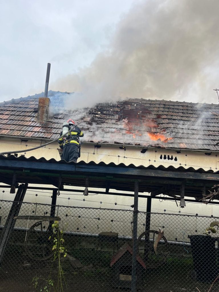 ULTIMA ORĂ/FOTO: Incendiu violent în interiorul unei case. Pompierii intervin de urgență