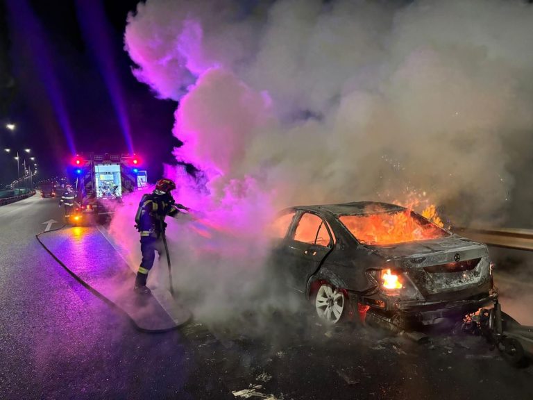 FOTO: Autoturism distrus de foc pe A1. Pompierii sibieni au intervenit rapid