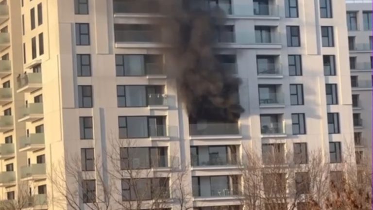 FOTO: 17 persoane transportate la spital după un incendiu violent într-un bloc din București. Peste 150 au fost evacuate din imobil