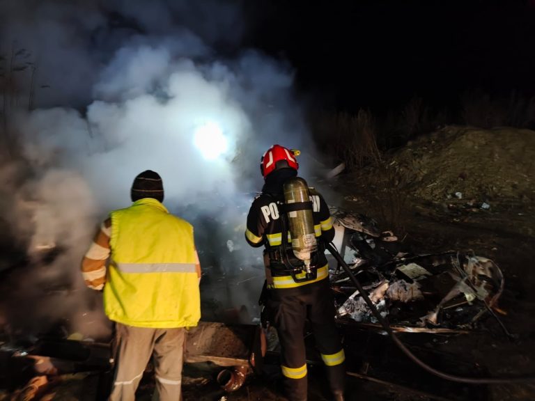 ULTIMA ORĂ/FOTO: Rulotă distrusă de un incendiu în Ocna Sibiului