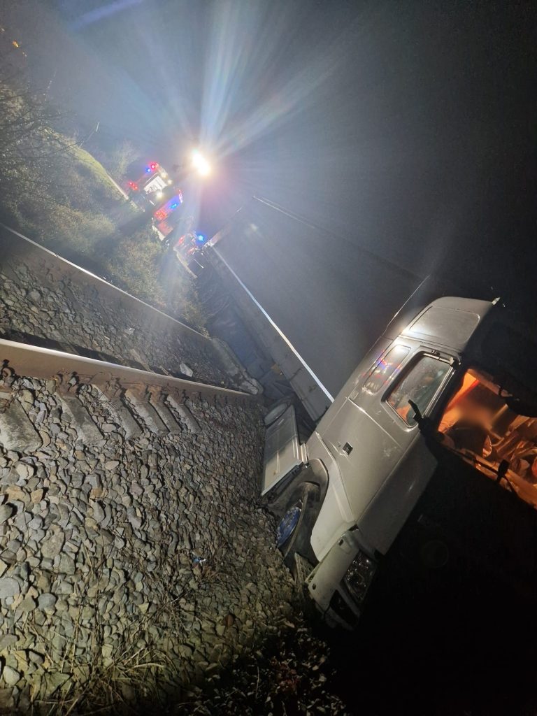 VIDEO: Medieșeanul care s-a oprit cu TIR-ul pe calea ferată a fost prins după două zile și mai beat la volan. Alcoolemia i-a șocat și pe polițiști