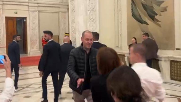 VIDEO: Comportament scandalos al ofițerului de presă de la Guvernul României