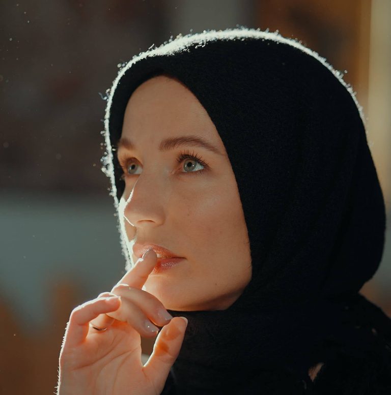 Artista Paula Hriscu a cerut postului Realitatea TV să nu-i mai difuzeze piesa „Românie, mândru plai”. „Au ajuns la a mă face rusoaică sau nu știu ce”