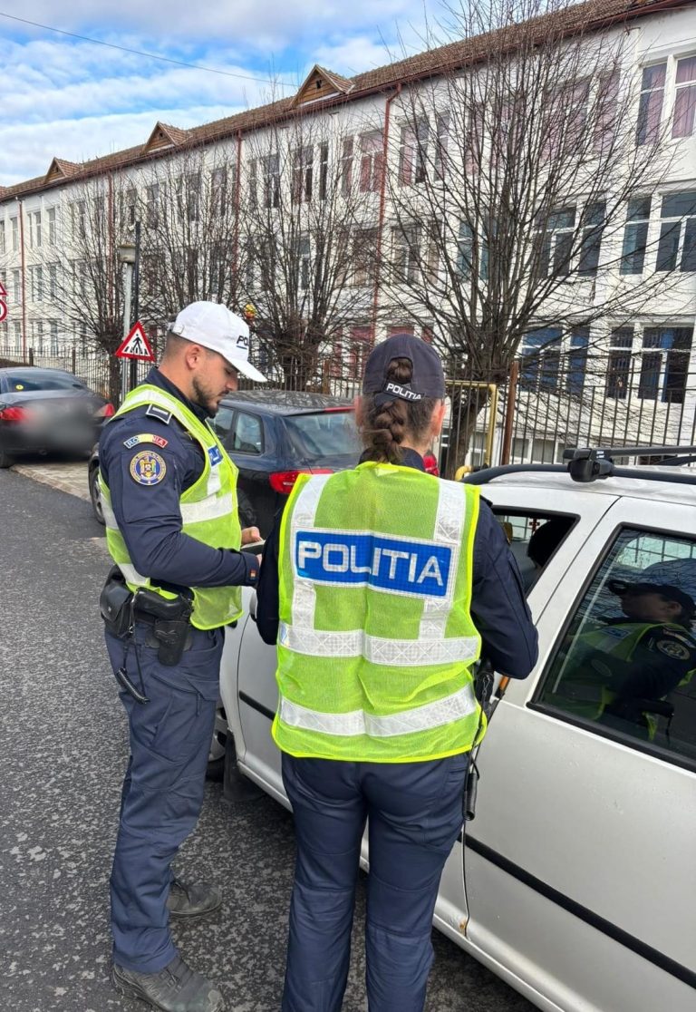 Mai multe echipe de polițiști și jandarmi au ajuns la două școli din Sibiu