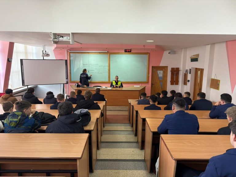 FOTO: Polițiștii și jandarmii sibieni au „descins” la școlile din Mediaș