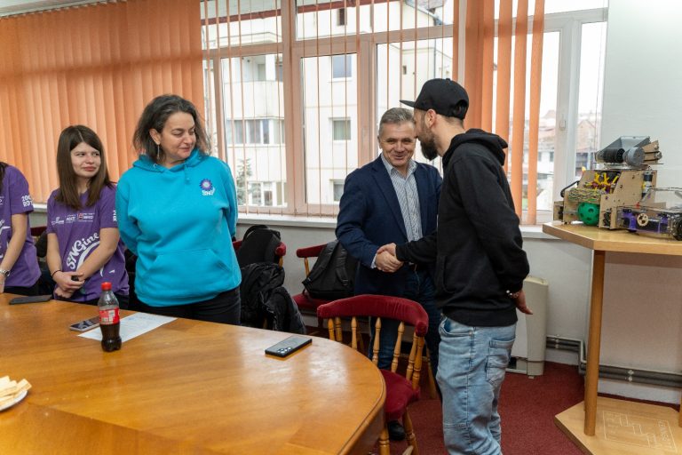 VIDEO: Municipalitatea medieșeană, alături de echipele de robotică din oraș