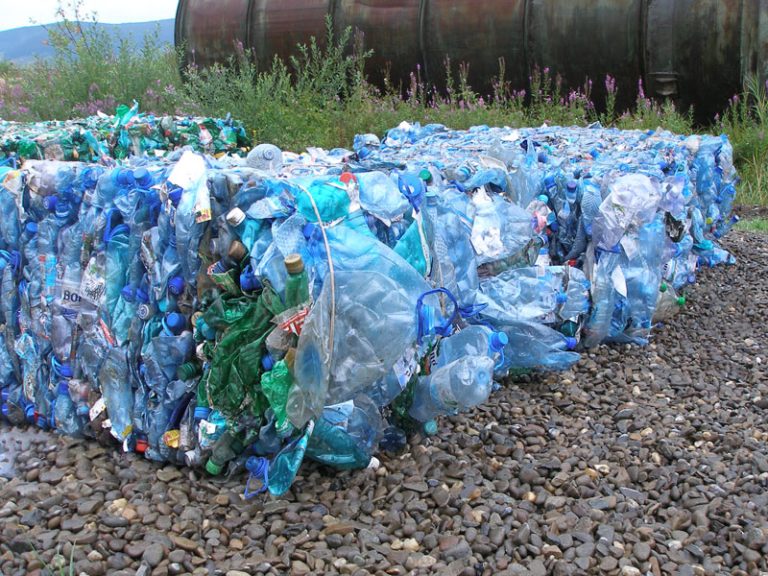 Doi sibieni reținuți după ce au furat saci cu sticle reciclabile din mai multe localuri