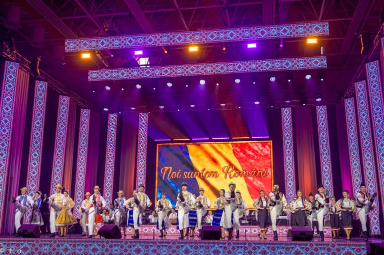 Sibiul spune „La Mulți Ani, România” prin spectacolul extraordinar „Noi suntem români!”