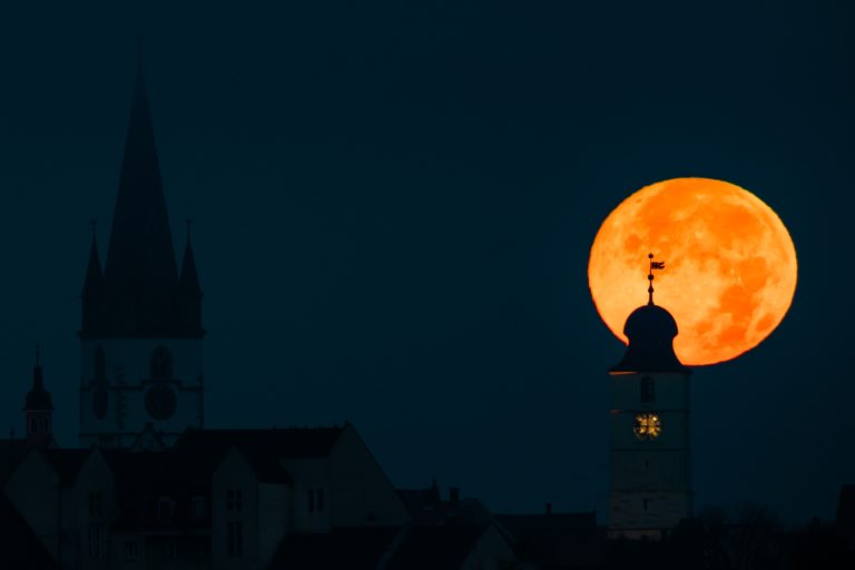 Nu ratați: Luna Castorului, cea mai spectaculoasă superlună din acest an, va lumina cerul în aceste nopți. Cum s-a văzut la Sibiu