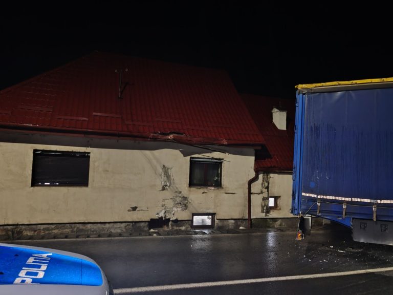 ULTIMA ORĂ/FOTO: Un TIR a intrat într-o casă din Scoreiu. Trafic blocat total