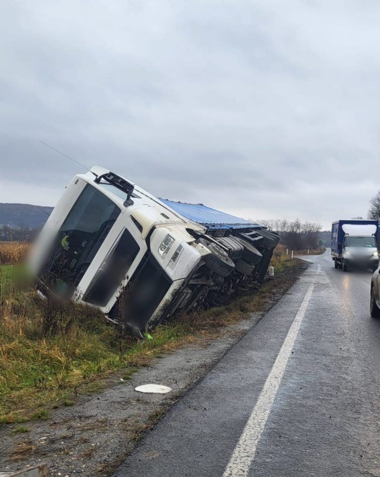 ULTIMA ORĂ/FOTO: TIR răsturnat pe DN 14. Traficul este îngreunat