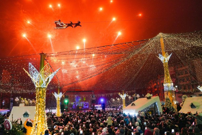 FOTO/VIDEO: Peste 100.000 de oameni la deschiderea Târgului de Crăciun de la Craiova