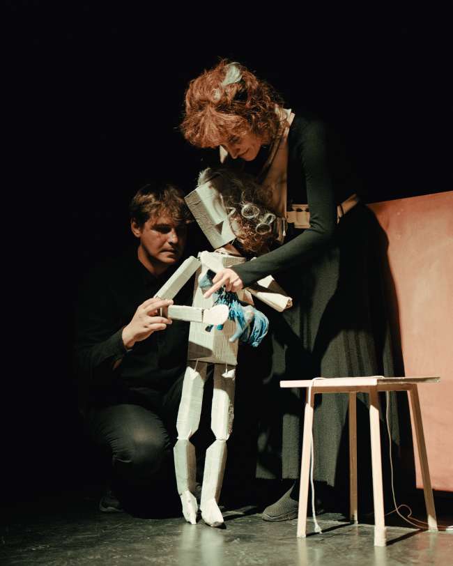 Teatrul „Magic Puppet” aduce la Sibiu o poveste tăioasă spusă cu păpuși