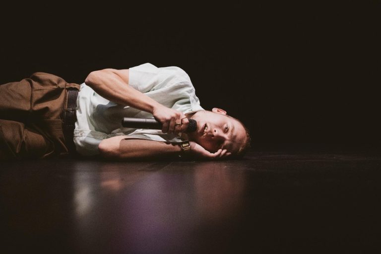 Spectacol-eveniment la Gong: „Ochii mamei”, o explorare a relației dintre mamă și fiu