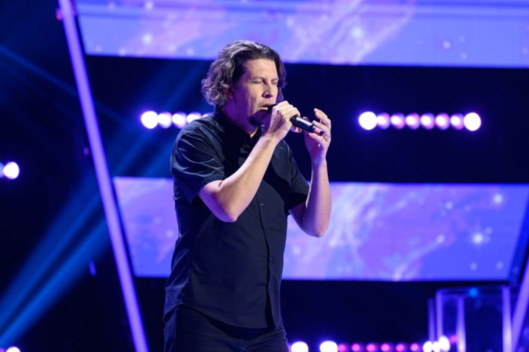 VIDEO: Tudor Turcu a impresionat la Vocea României și a intrat în echipa lui Smiley