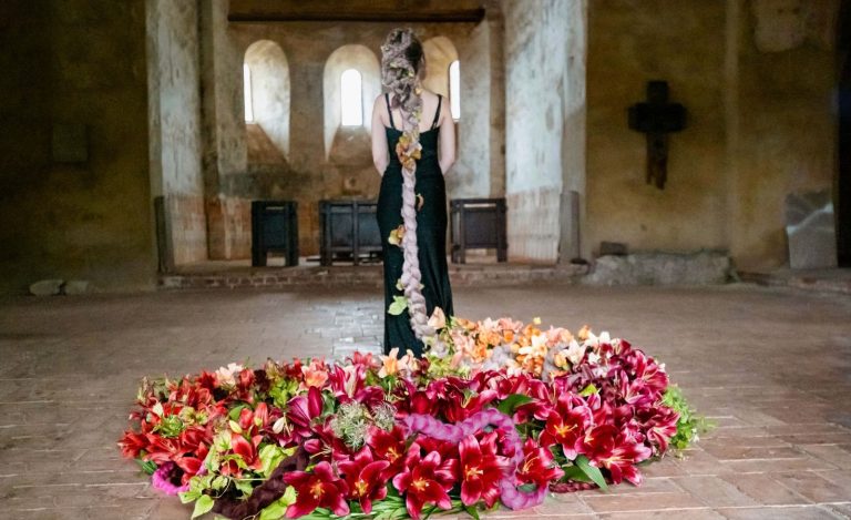 Magia florilor în inima cetății – Ioana Nechifor transformă Cisnădioara într-o scenă internațională de artă vie