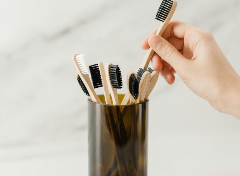 Cele 3 reguli de care trebuie să ții cont când îți alegi o periuță de dinți. Stomatologii spun că o periuță bună îți ușurează rutina îngrijirii dentare