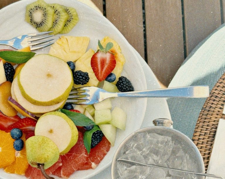 Nu știi ce fructe poți mânca iarna, astfel încât să și slăbești? Nutriționiștii îți recomandă perele, grepfrutul și kiwi, pentru nutrienții pe care le conțin