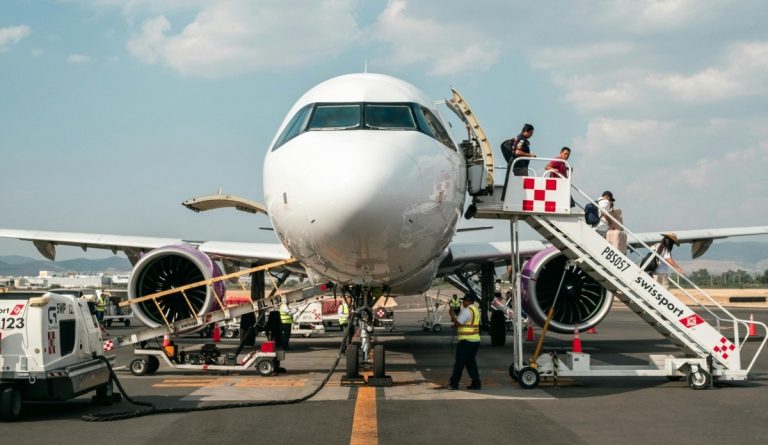 Nu te simți chiar în apele tale după ce cobori din avion? O nutriționistă te învață ce să faci ca să previi asta