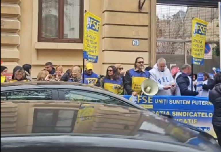 Sindicaliștii din educație au ieșit în stradă. Nemulțumiți de anunțul tăierii a 10% din salarii, ei cer demisia ministrului Daniel David
