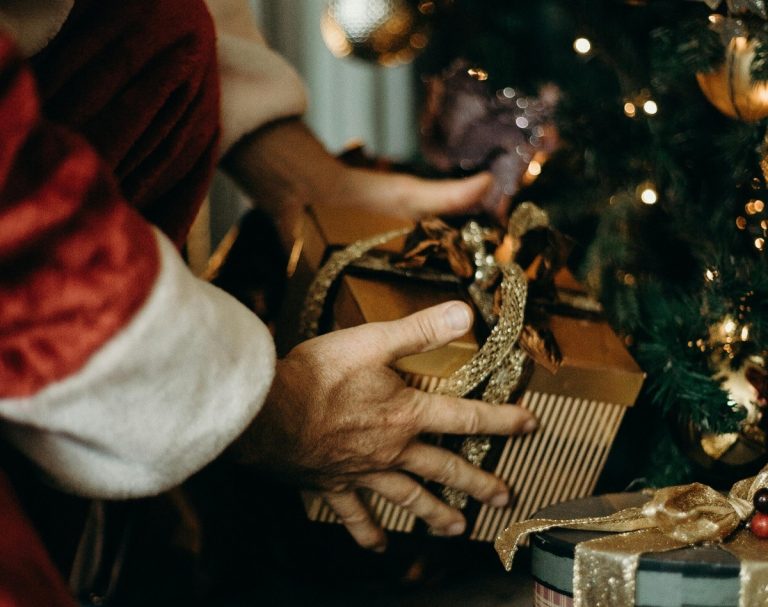 Mediciniștii din Sibiu vor duce daruri copiilor din centrele de plasament. Micuții îi vor scrie lui Moș Crăciun scrisori cu dorințele lor