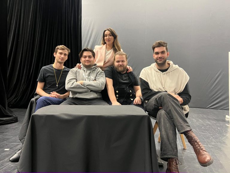 Un grup de studenți au făcut „Artă”… din nimic. Și spectacol din pasiune