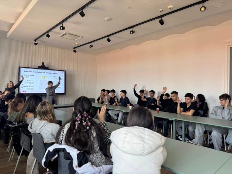 Elevii de la Liceul „Constantin Noica” s-au întâlnit la Consiliul Județean să discute despre sănătatea mintală