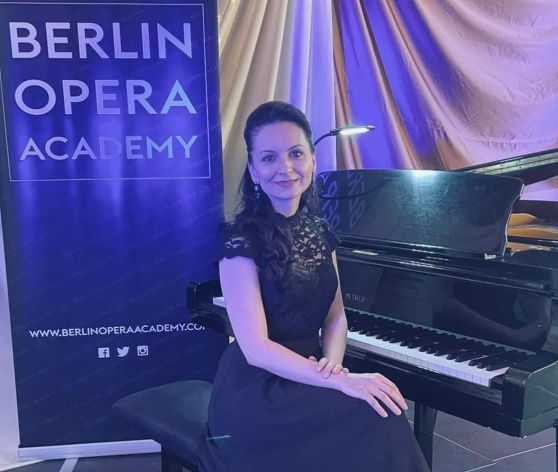 Când scena lumii te aduce acasă: Anca Arnău și misiunea culturală de la Mediaș