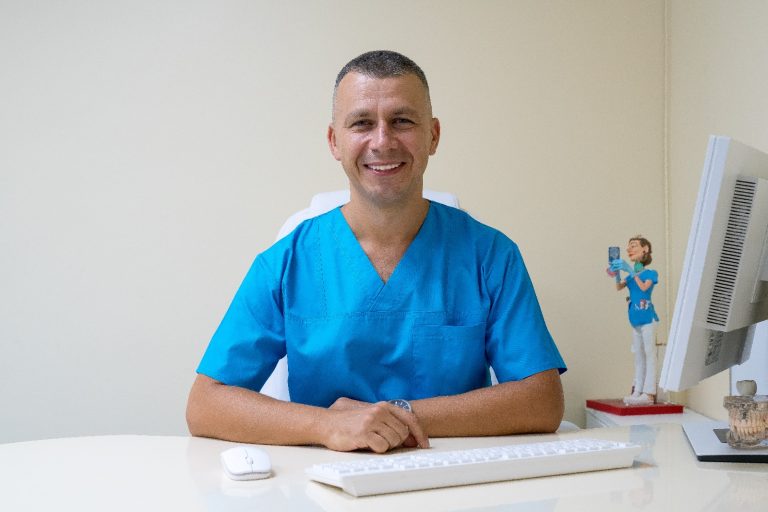INTERVIU Dr. Adrian Bobeș: „Un medic blând și empatic poate transforma complet modul în care un pacient percepe vizita la stomatolog”