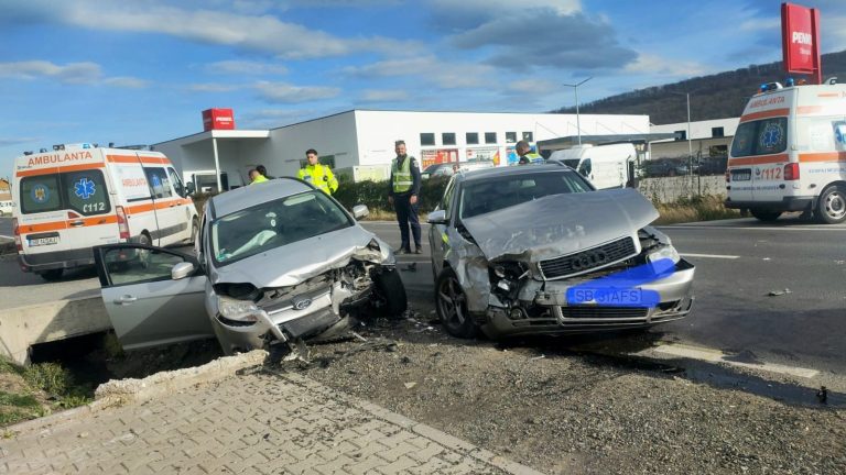 ULTIMA ORĂ/FOTO: 4 persoane rănite într-un accident rutier în Tălmaciu