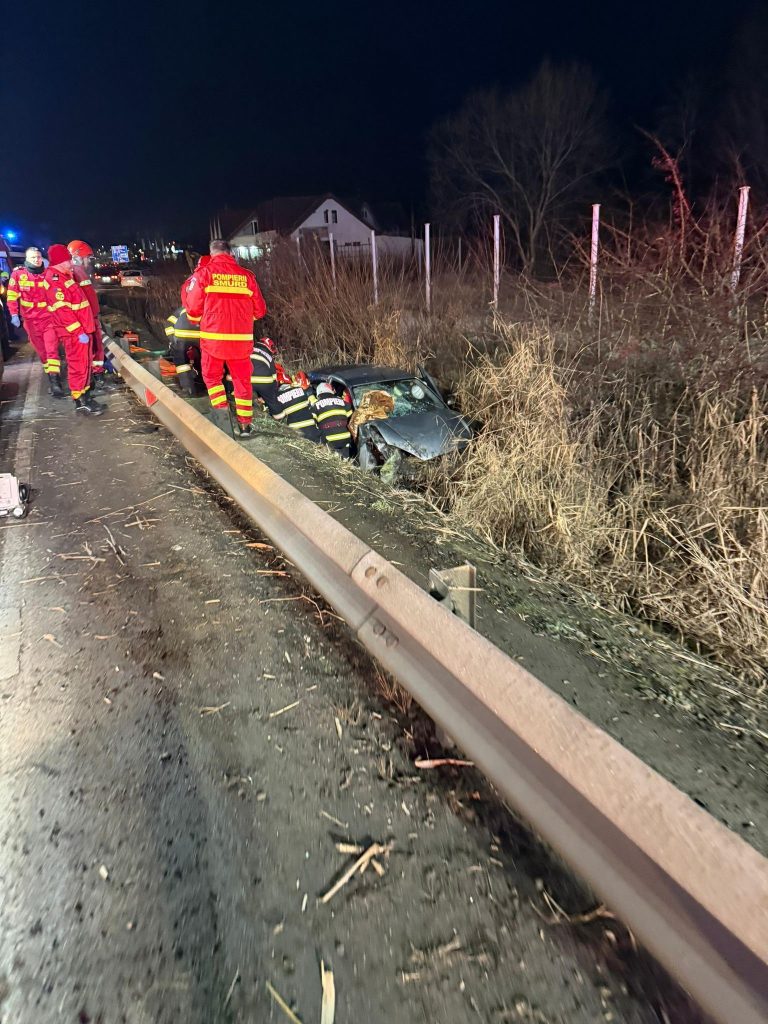 ULTIMA ORĂ/FOTO: O mașină s-a făcut praf după un accident la ieșirea din Șelimbăr